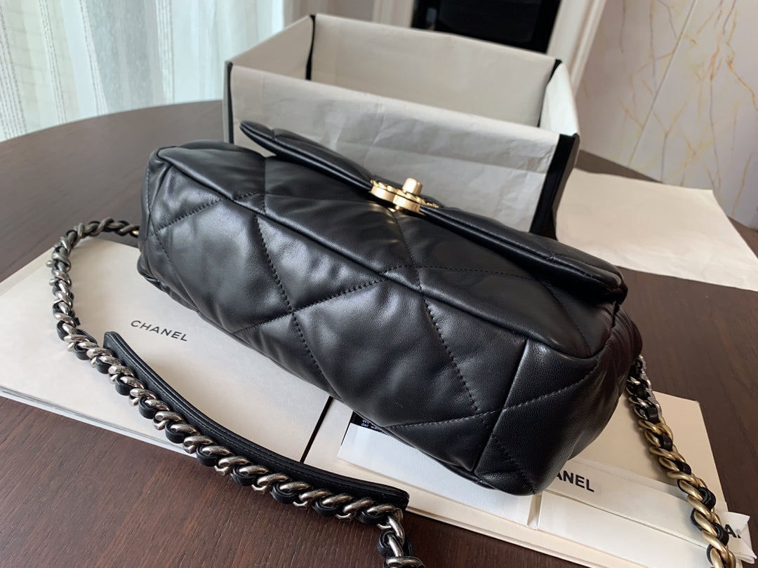 19 FLAP BAG 30 BLACK LAMBSKIN GOLD HARDWARE