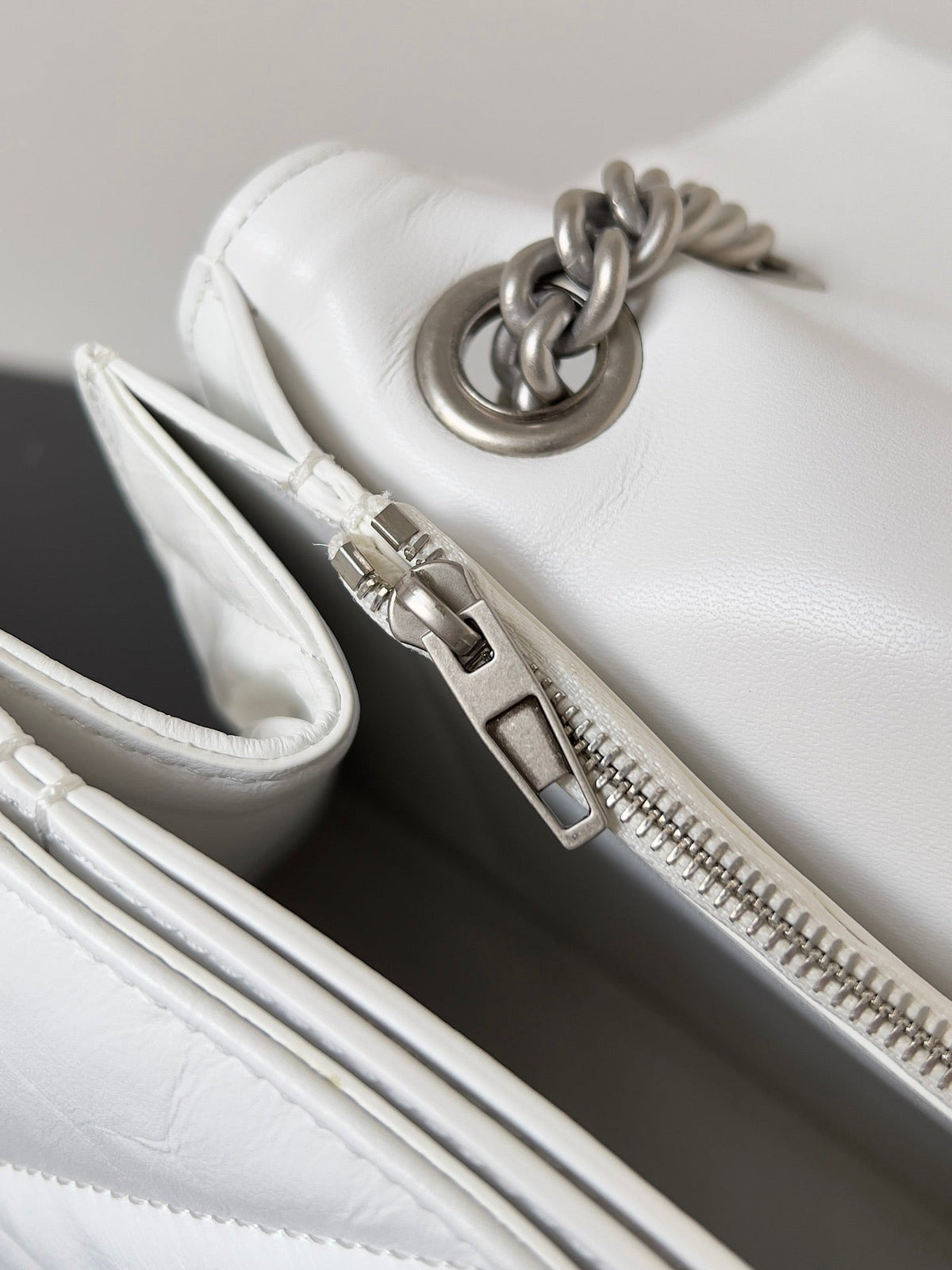 CRUSH CHAINED BAG 32 IN WHITE QUILTED CRUSHED CALFSKIN SILVER HARDWARE