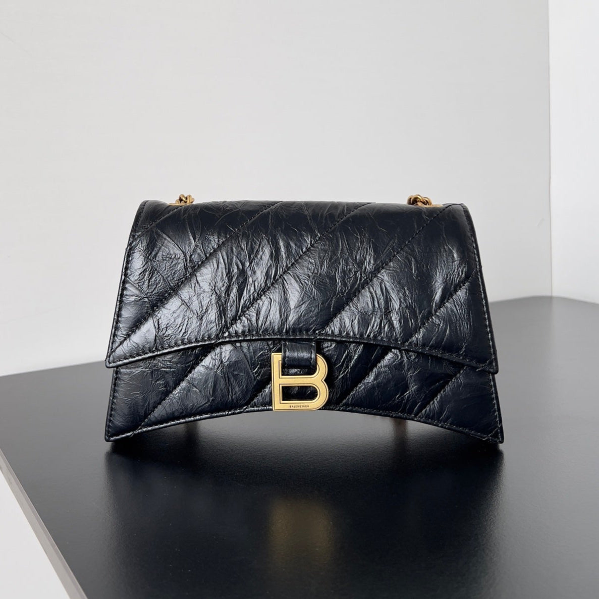 CRUSH CHAINED BAG 22 IN BLACK QUILTED CRUSHED CALFSKIN GOLD HARDWARE