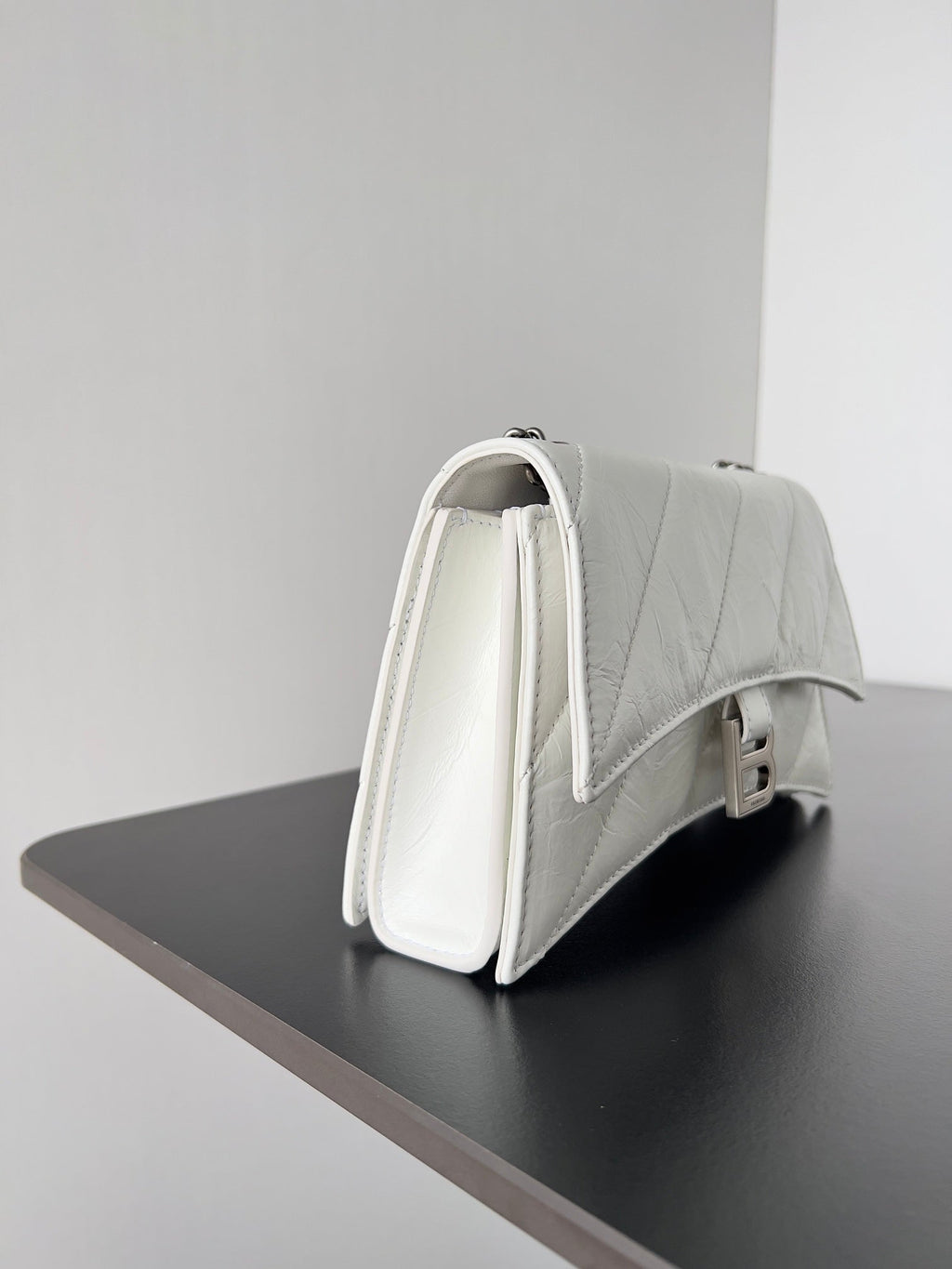 CRUSH CHAINED BAG 22 IN WHITE QUILTED CRUSHED CALFSKIN SILVER HARDWARE
