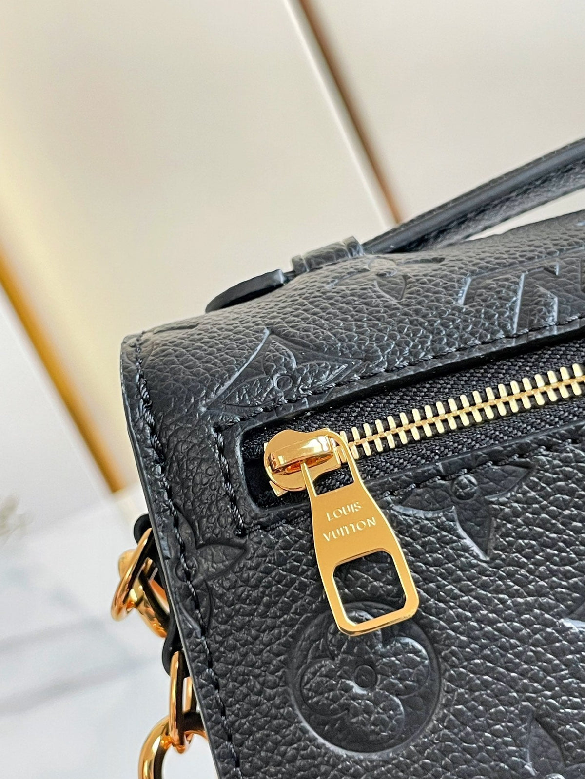 Pochette Metis East West 21.5 Black Grained Cowhide Leather