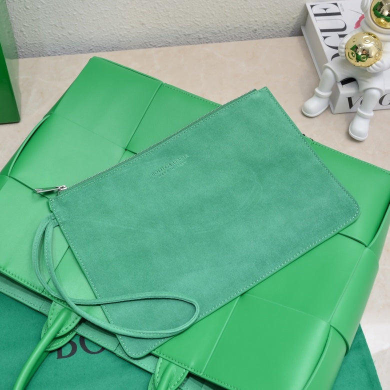 BV Medium Arco Tote 38cm Intreccio Leather