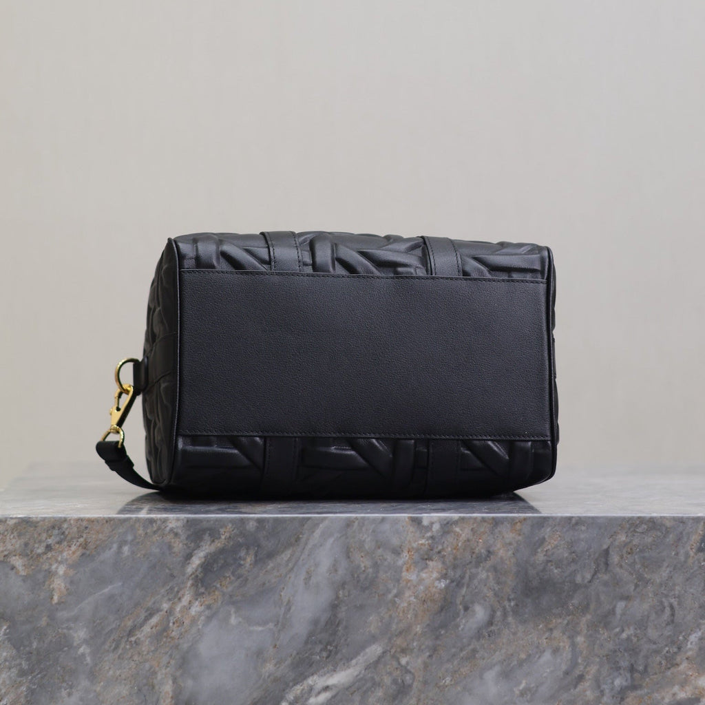 GROOVE BAG 25 IN BLACK MACROCANNAGE CALFSKIN WITH GOLD HARDWARE