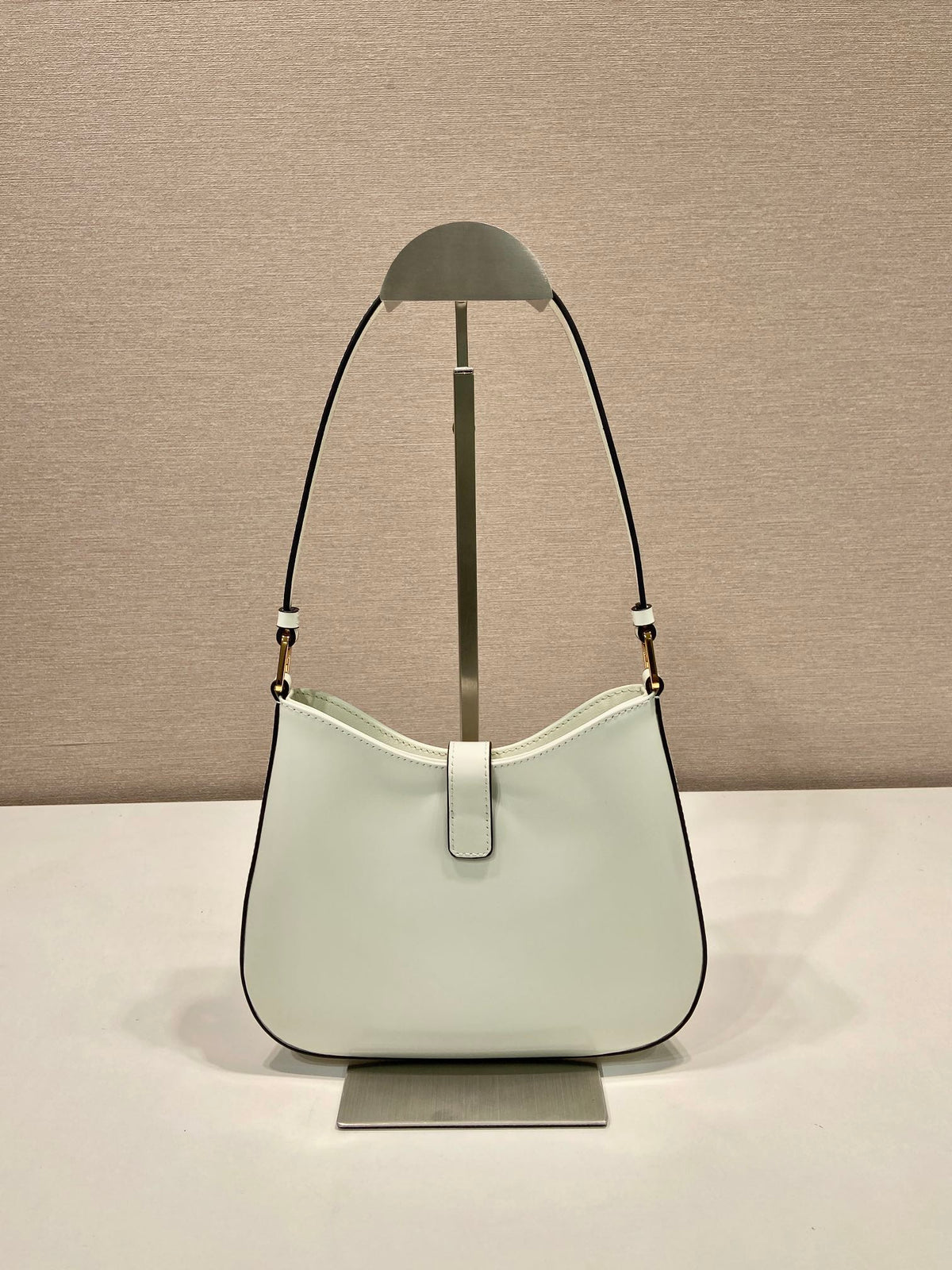CLEO SHOULDER BAG 22 IN WHITE BRUSHED LAMBSKIN WITH CLASP CLOSURE