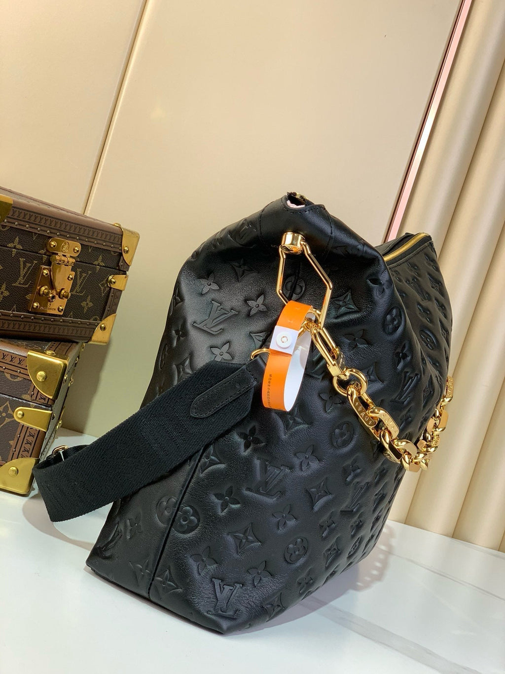 Coussin Hobo MM 38cm Black Monogram Empreinte Leather