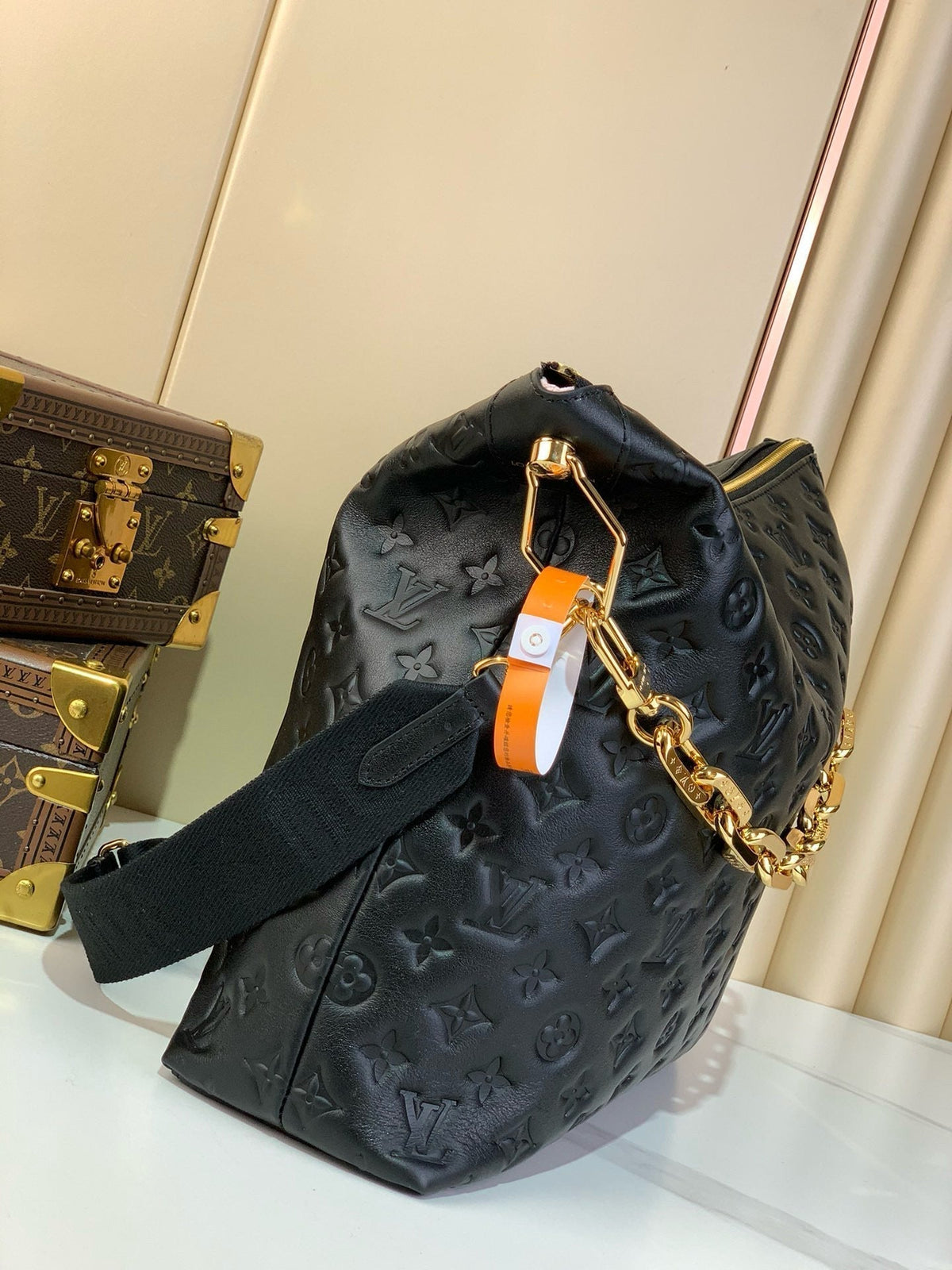 Coussin Hobo MM 38cm Black Monogram Empreinte Leather