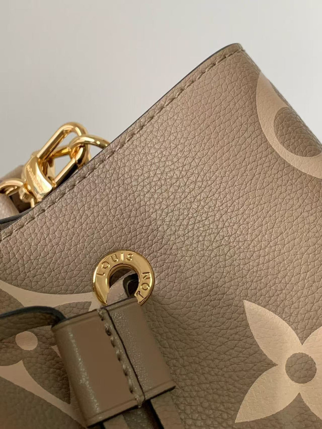 LV NéoNoé Bucket Bag 26cm Beige White Embossed Grained Cowhide