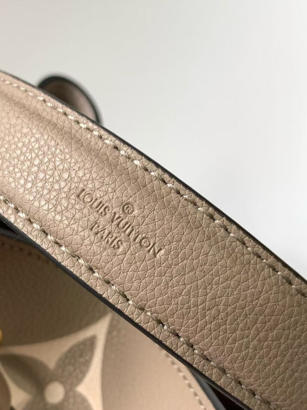 LV NéoNoé Bucket Bag 26cm Beige White Embossed Grained Cowhide