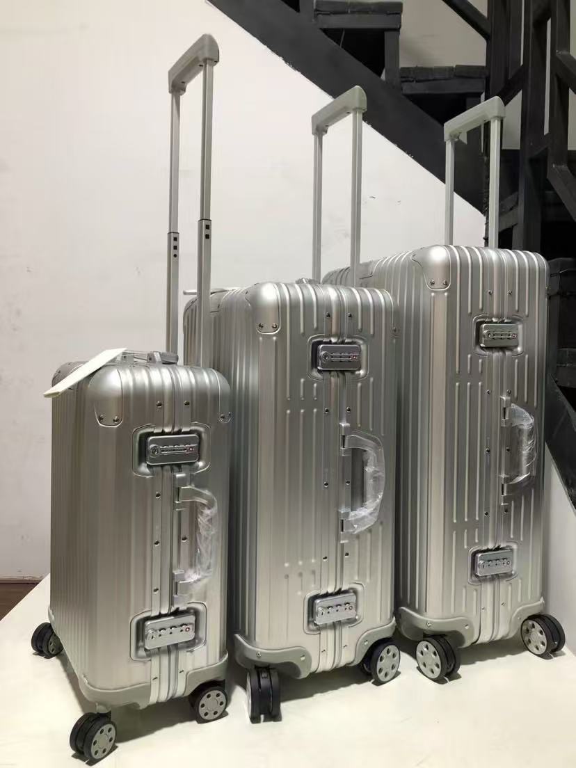 RIMOWA Classic Suitcase Anodized Aluminum Silver