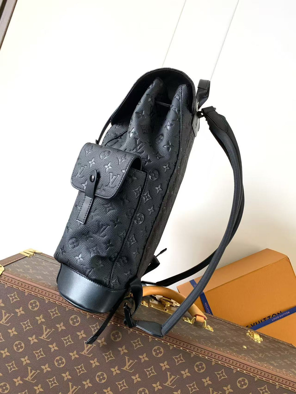 LV M55699 Christopher MM Backpack Black Cowhide