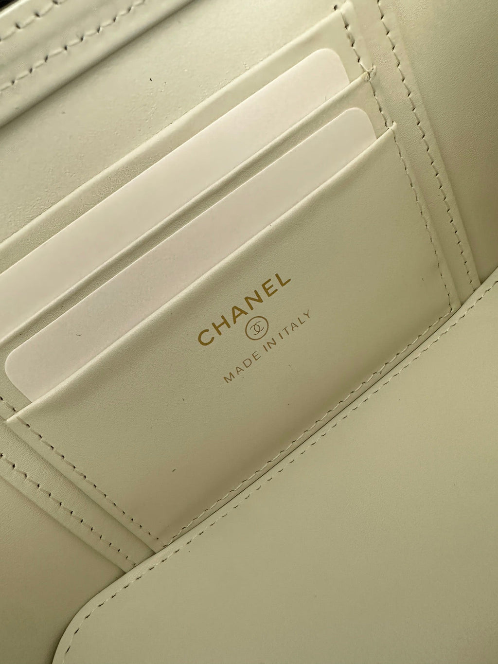 Chanel 2025 Vanity 17cm Bag White Caviar Leather 320299