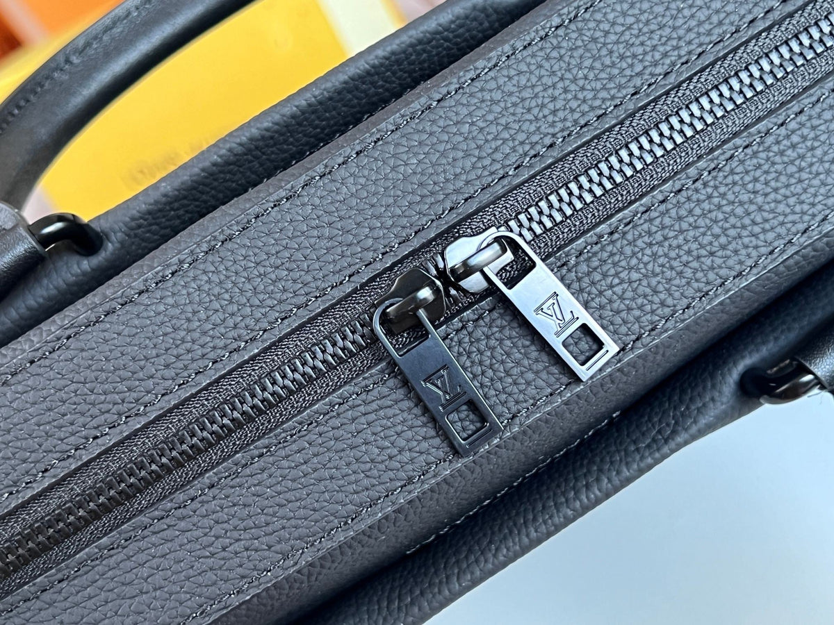 LV Pilot Briefcase 39cm Black Cowhide 257876