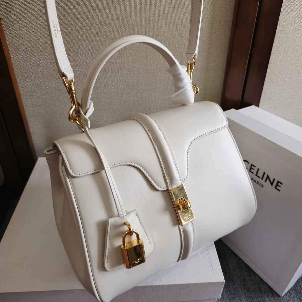 CLASSIQUE BAG 23 IN WHITE CALFSKIN GOLD HARDWARE