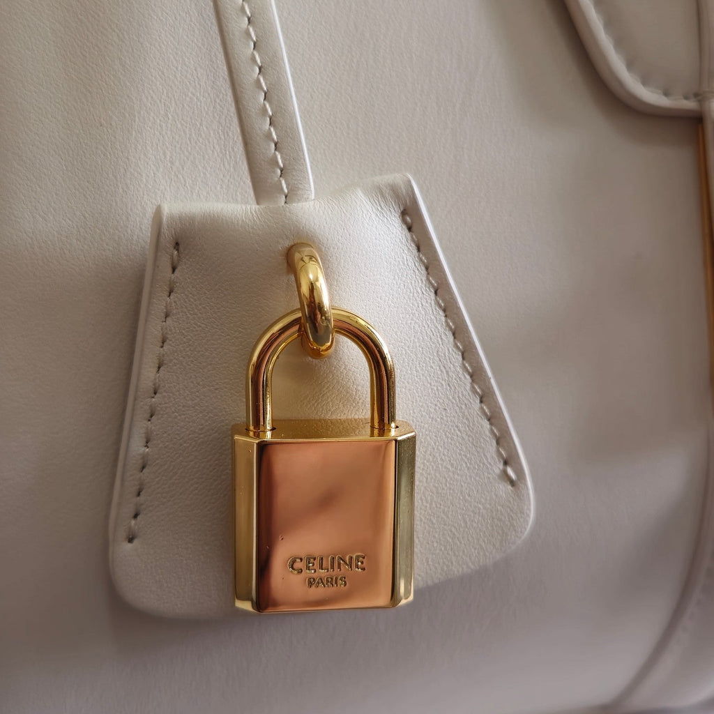CLASSIQUE BAG 23 IN WHITE CALFSKIN GOLD HARDWARE