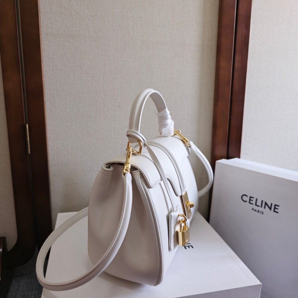 CLASSIQUE BAG 23 IN WHITE CALFSKIN GOLD HARDWARE