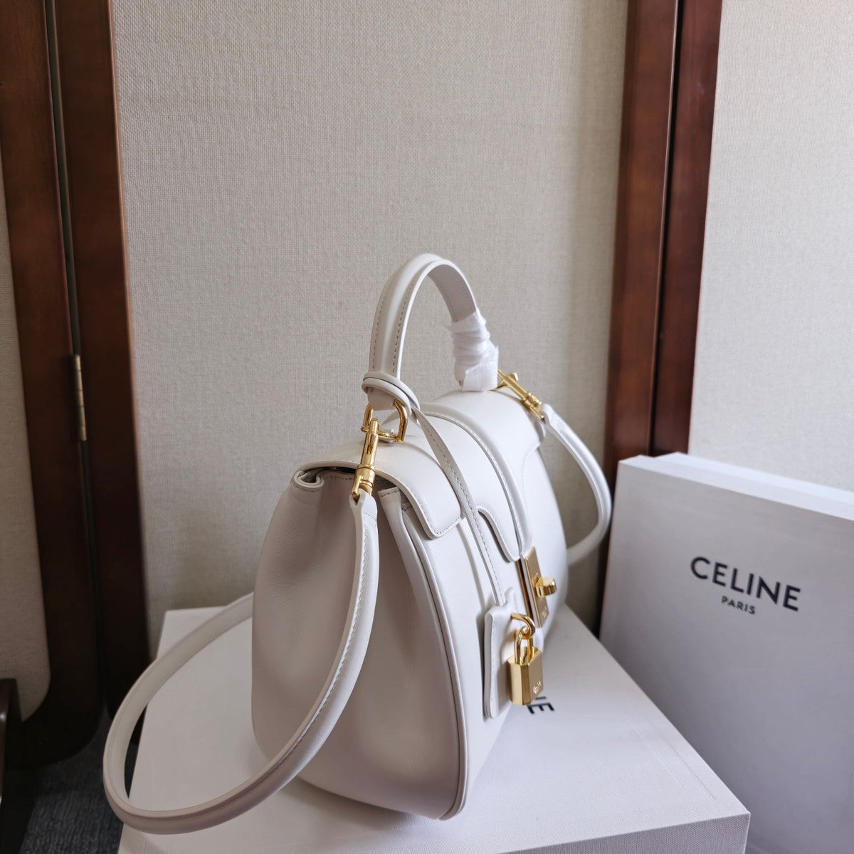 CLASSIQUE BAG 23 IN WHITE CALFSKIN GOLD HARDWARE