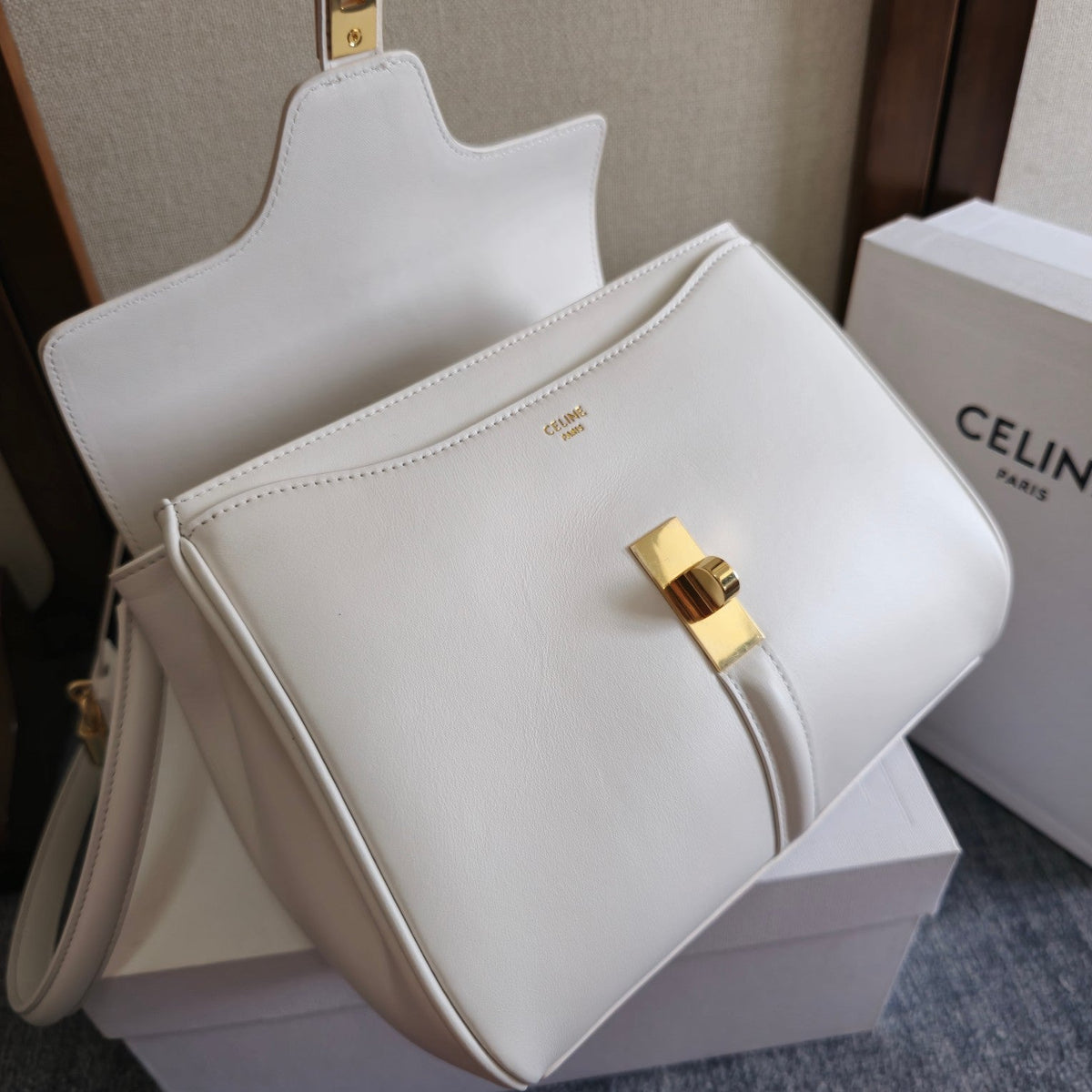 CLASSIQUE BAG 23 IN WHITE CALFSKIN GOLD HARDWARE