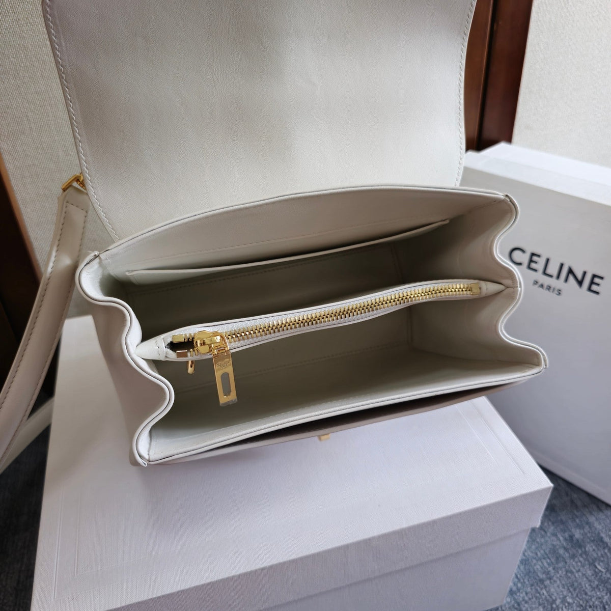 CLASSIQUE BAG 23 IN WHITE CALFSKIN GOLD HARDWARE