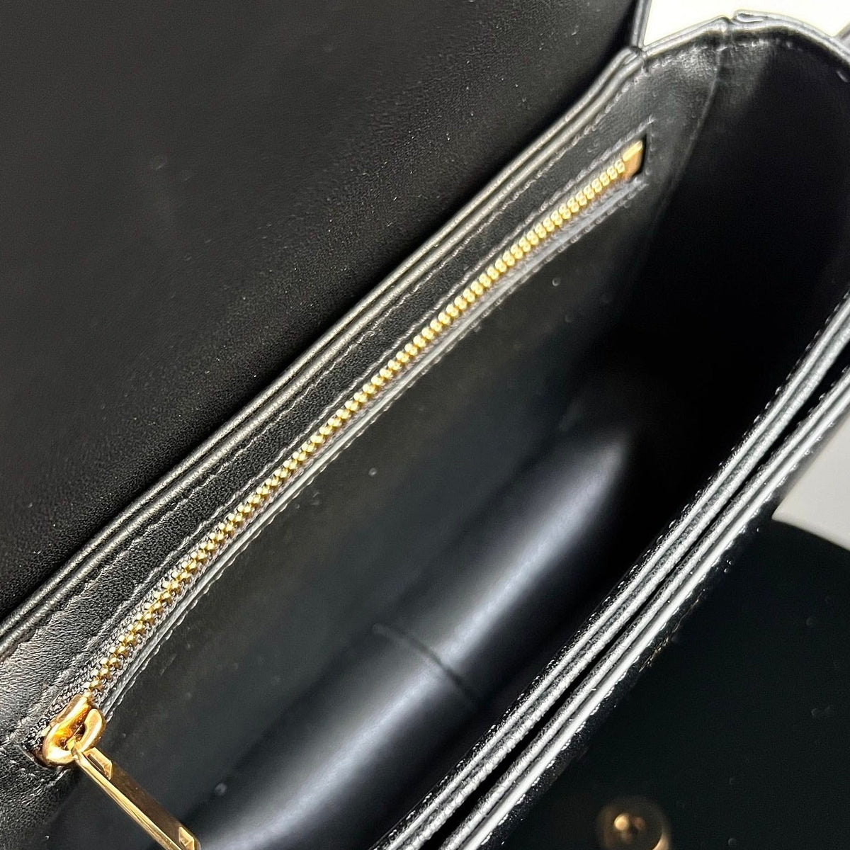 CLASSIQUE TRIOMPHE 22 BLACK SMOOTH CALFSKIN