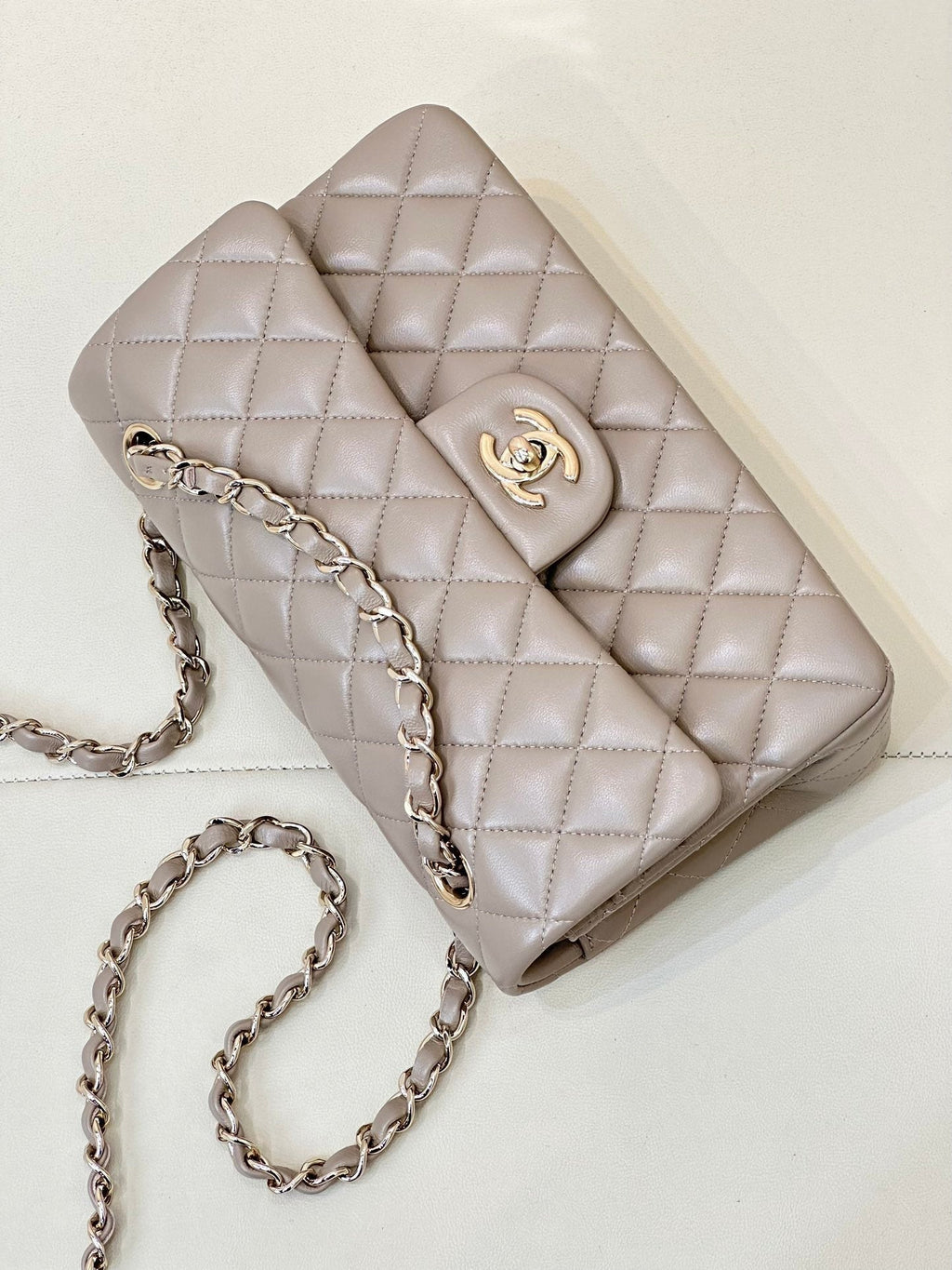 CLASSIC FLAP 23CM BEIGE LAMBSKIN LIGHT GOLD HARDWARE