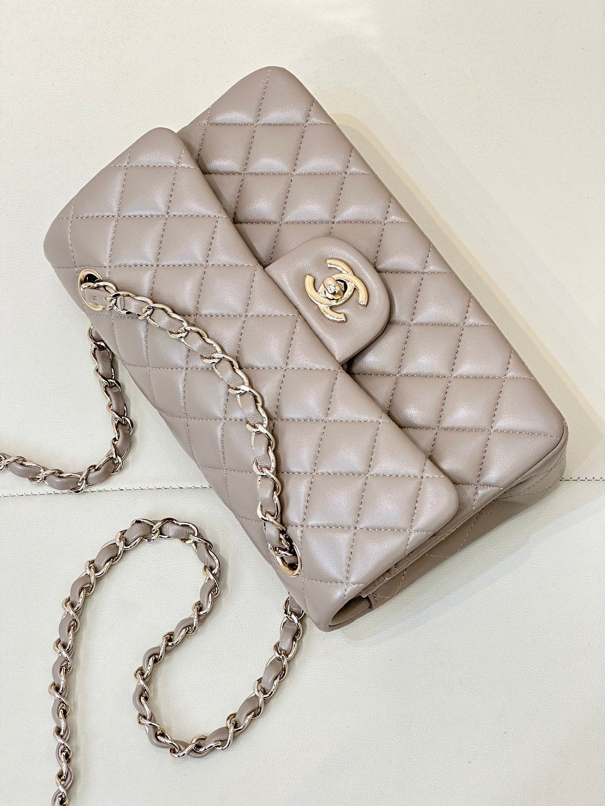 CLASSIC FLAP 23CM BEIGE LAMBSKIN LIGHT GOLD HARDWARE