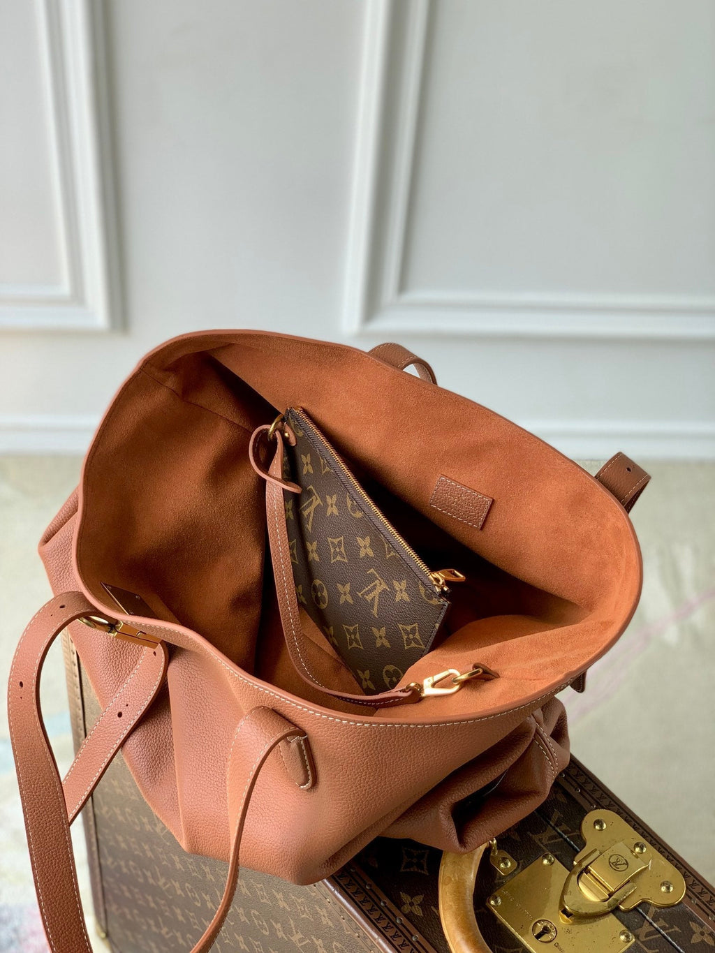 LOW KEY CABAS MM BAG 47 IN TAWNY BROWN GRAINED CALFSKIN