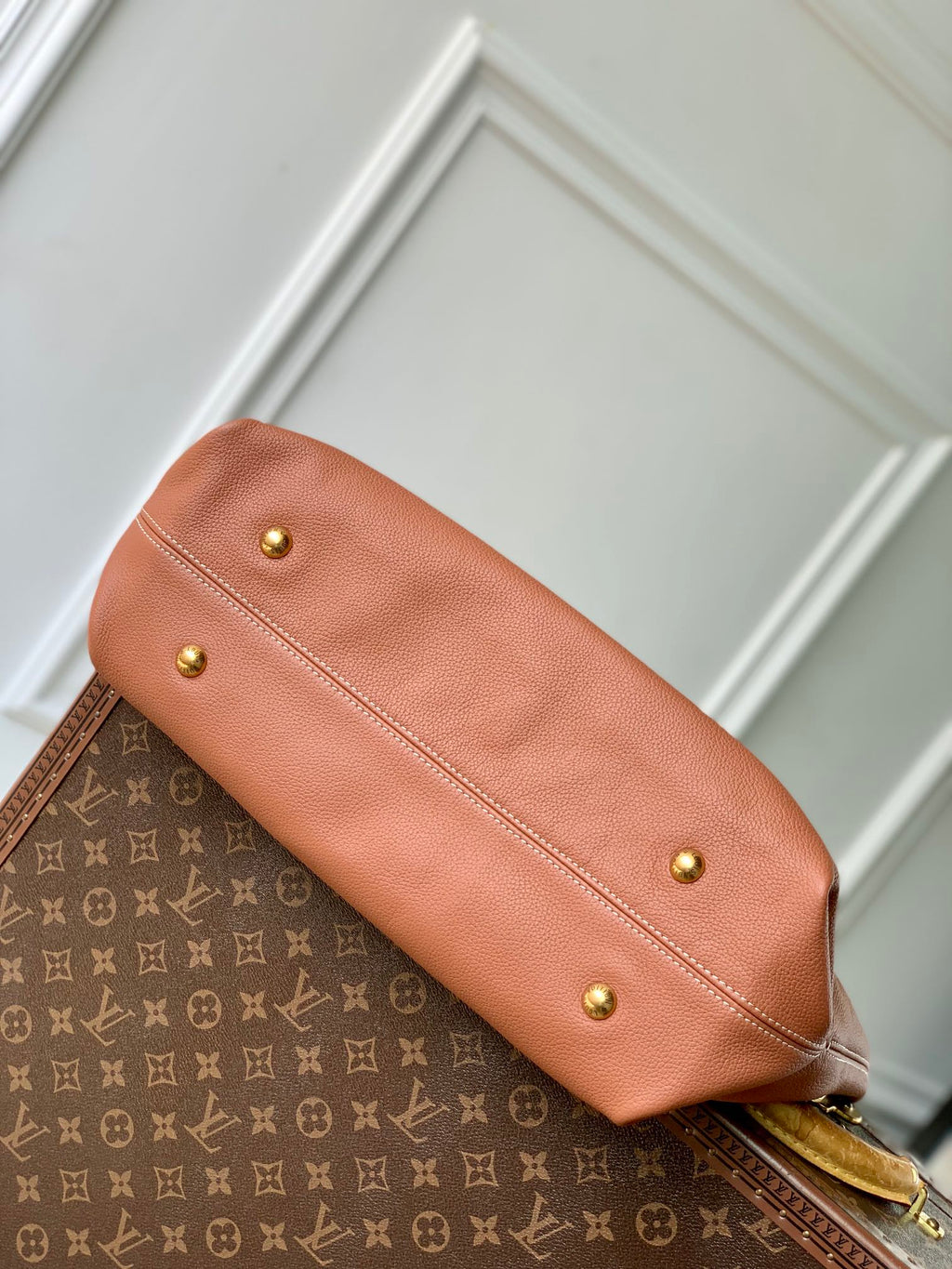 LOW KEY CABAS MM BAG 47 IN TAWNY BROWN GRAINED CALFSKIN