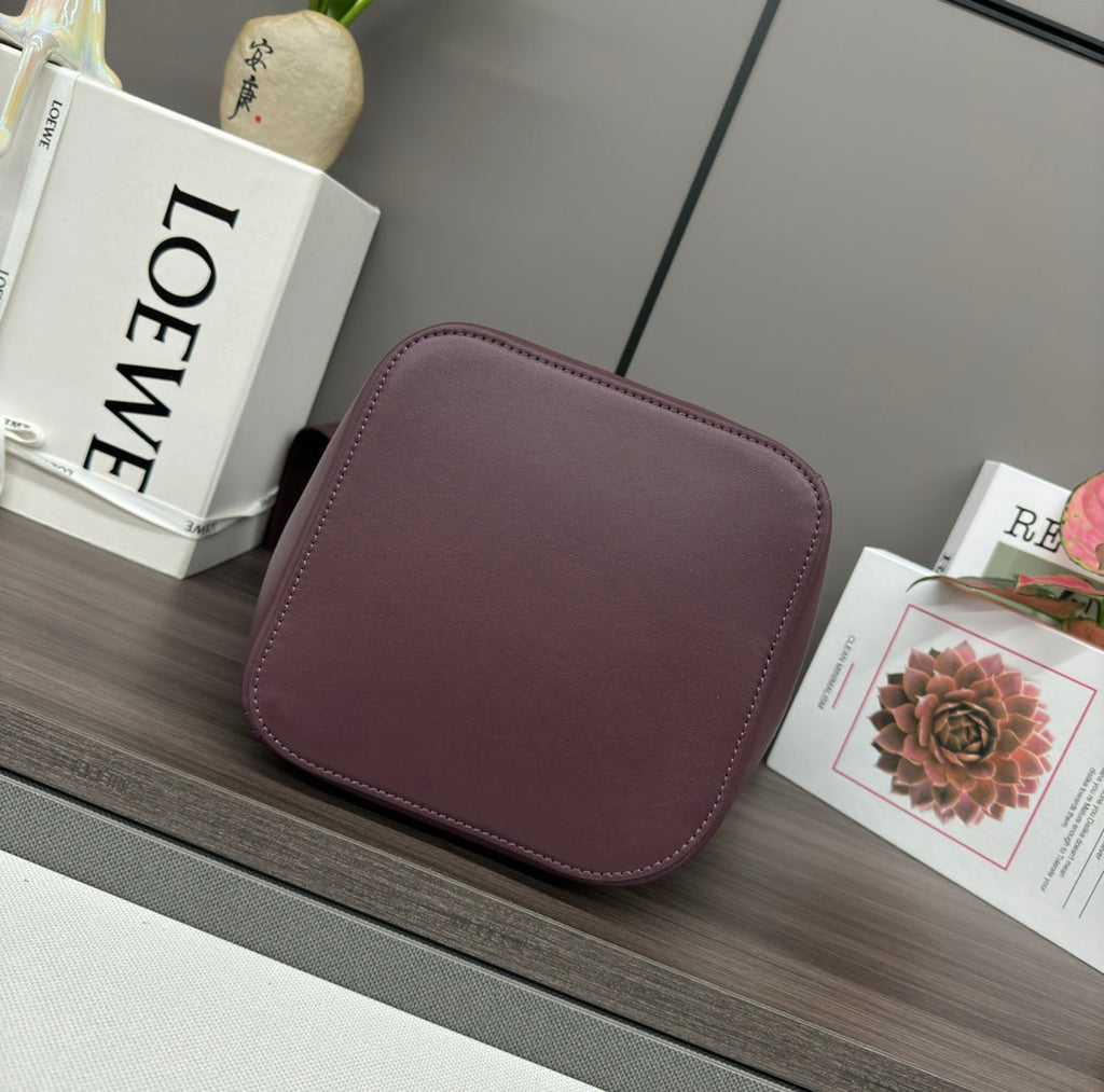 Medium Pebble 28cm Dark Burgundy Calfskin