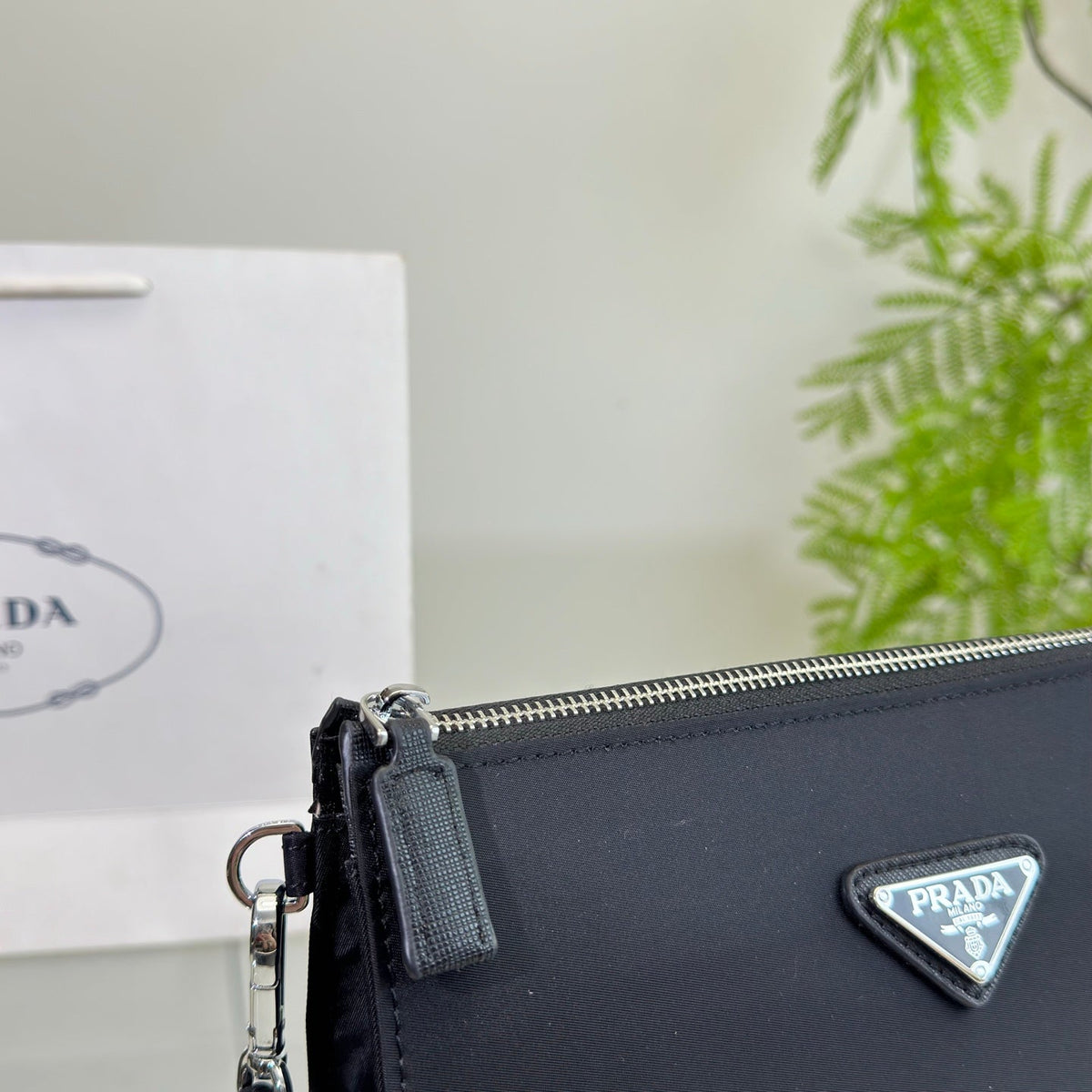 CLUTCH 25 IN BLACK RE-NYLON TRIANGLE LOGO