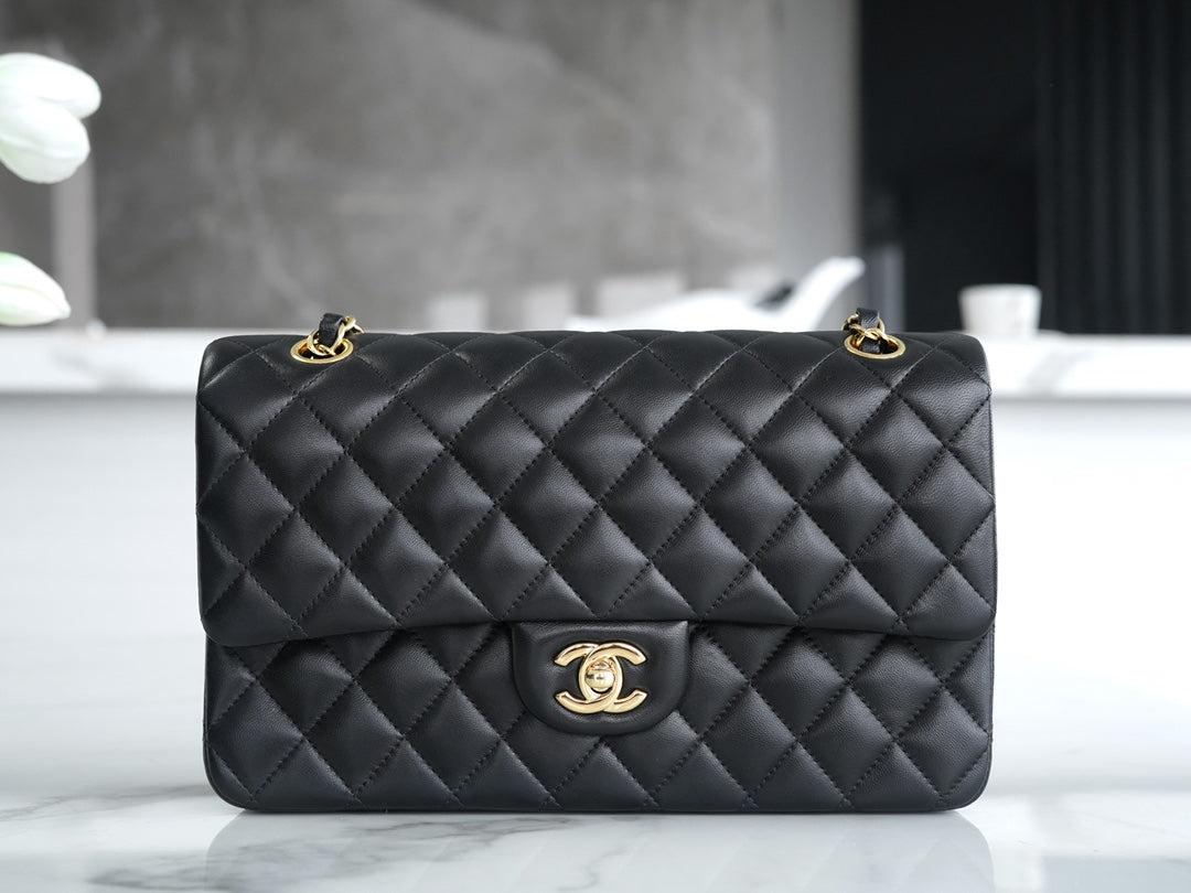 CLASSIC FLAP 25 BLACK LAMBSKIN LIGHT GOLD HARDWARE