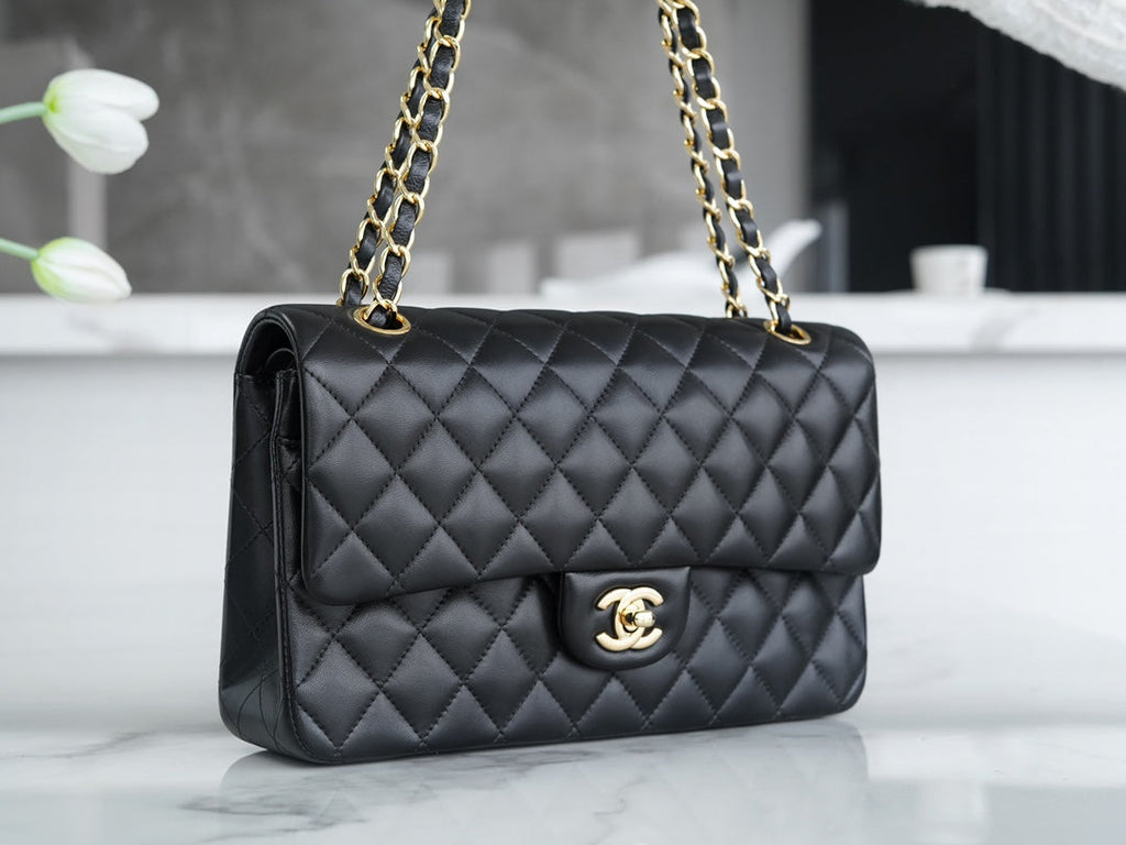 CLASSIC FLAP 25 BLACK LAMBSKIN LIGHT GOLD HARDWARE