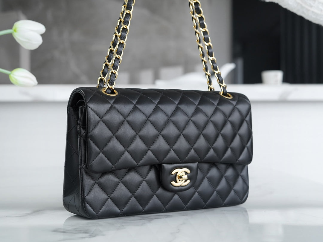 CLASSIC FLAP 25 BLACK LAMBSKIN LIGHT GOLD HARDWARE