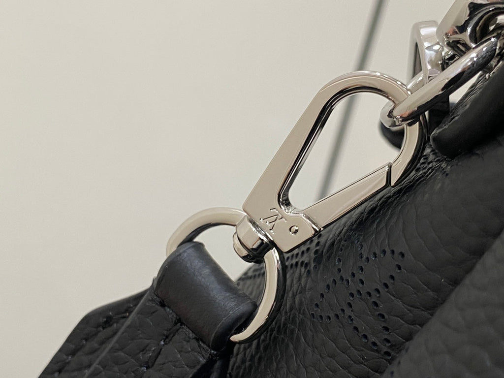 hand it all pm 29cm black mahina calfskin