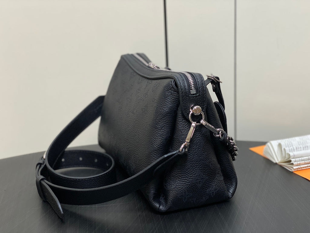hand it all pm 29cm black mahina calfskin