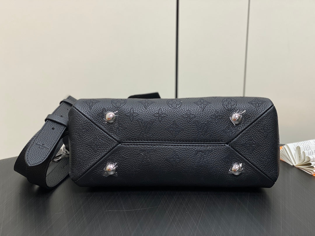 hand it all pm 29cm black mahina calfskin
