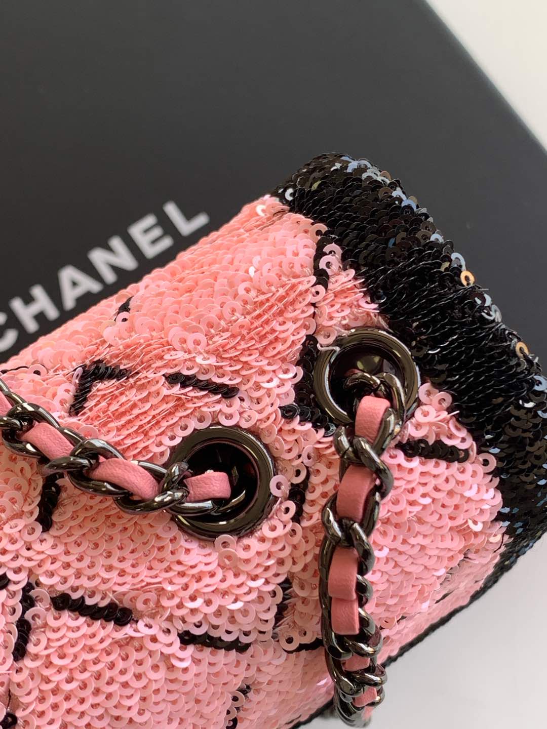 CLASSIC FLAP BAG 21 IN BLACK PINK SEQUINS RUTHENIUM HARDWARE