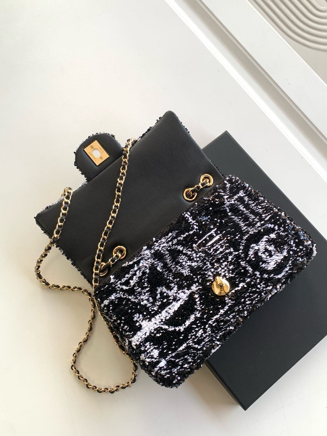 CLASSIC FLAP BAG 21 IN WHITE MIX BLACK SEQUINS GOLD HARDWARE